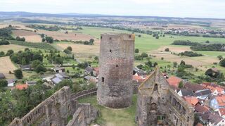Blick auf die Hauptburg vom Ostbergfried: links der romanische Palas, rechts der gotische, dahinter der Westbergfried.