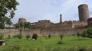 Die Südseite ist die Schauseite der Burg.