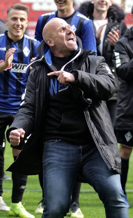 Nach einem Sieg in Offenbach 2019 feiert Bernhard Trares mit den SVW-Fans.