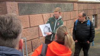 Philipp Meder bei seinem ehrenamtlichen Wirken: als Guide für Besuchergruppen an der KZ-Gedenkstätte in der Gustav-Wiederkehr-Schule in Sandhofen.