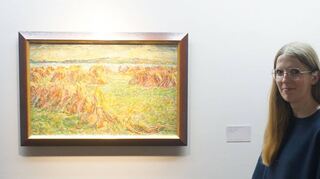 Landschaften im Blick: Museumskuratorin Julia Nebenführ neben dem „Erntefeld“ von Christian Rohlfs aus dem Jahr 1907.