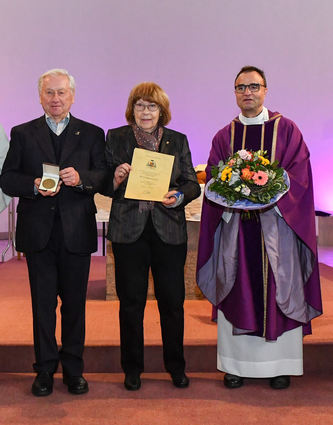 „Mit Sachverstand, Tatkraft und Herz haben sich beide eingesetzt“, so Dekan Karl Jung, als er dem Ehepaar Brigitte und Bernhard John im Auftrag des Erzbischofs die Münstermedaille überreichte.