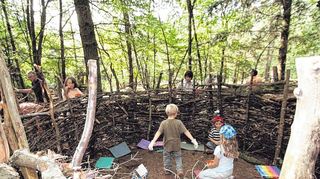 Spektakuläres Projekt bei der Premiere 2006: Helfer des Kinderdörfels gestalten ein Waldsofa bei der Walachei.