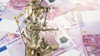 Auch Justitia, die Göttin der Gerechtigkeit, erhält Unterstützung von Ehrenamtlichen.