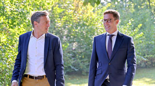 Manuel Hagel mit "MM"-Chefredakteur Karsten Kammholz (links).