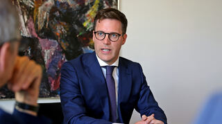 Manuel Hagel im Gespräch im "MM"-Redakteur Walter Serif (links).