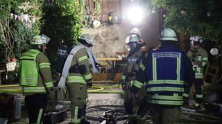 Die Feuerwehr im Einsatz - die Brandursache ist bislang unklar.