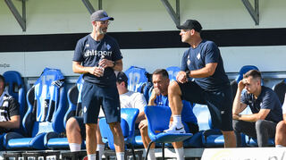 Waldhofs Co-Trainer Benjamin Sachs und Trainer Bernhard Trares (rechts) am Spielfeldrand.