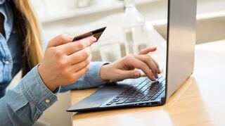 Online-Shopping ist beliebt: Bei manchen Billigangeboten sollte man aber nicht zu schnell zugreifen, rät die Verbraucherzentrale.