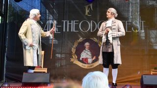 Der Kurfürst (l.) regt sich über seinen Hofastronomen auf – eine szenische Darbietung der Freilichtbühne, initiiert vom Verein Stadtbild und getextet von Wolfgang Wacker.