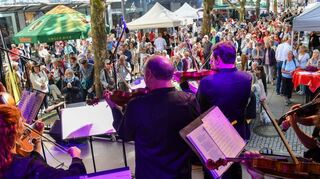 Das Kurpfälzische Kammerorchester erfährt viel Resonanz beim Carl-Theodor-Fest auf den Kapuzinerplanken.