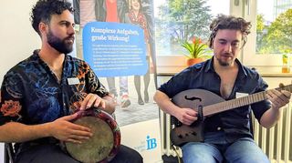 Der syrische Musiker Nawar Habil (r.) – hier mit Tayfun Ates – konnte mithilfe des JMD in Deutschland Fuß fassen – und an der Popakademie studieren.