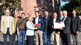 Eigentümer und Vorstand des Vereins Stadtbild bei der Verleihung des Denkmalpreises vor dem Syte Hotel.