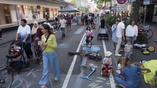 Wo sonst Autos fahren und stehen, ist an diesem Tag eine belebte Fußgängerzone.