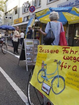 Verschiedene Akteure nutzen den Raum für Infostände und Spielbereiche.