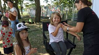 Beim Kinder- und Jugendtag ist auf dem Bildungs- und Sportcampus mächtig was los. Für die Bürstadt-Tattoos mit dem Stadtherz bilden sich Schlangen.