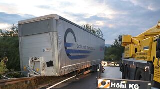 Ein Lkw hat am Montagmorgen an der Auffahrt der B3 zur B535 in Heidelberg seinen Sattelauflieger verloren.