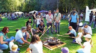 Stockbrotbacken am Stand der Pfadfinder: Anlässlich des Weltkindertages wurde der Herzogenriedpark zur Spielewelt für Kinder.