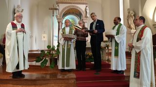 Das Pastoralteam der katholischen Pfarrgruppe Bürstadt verabschiedet Pfarrer Peter Kern (l.) mit symbolischen Geschenken.