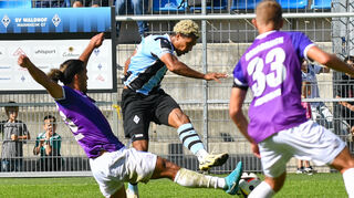 Waldhof Mannheims Samuel Abifade (mitte) beim Spiel gegen den VfL Osnabrück.