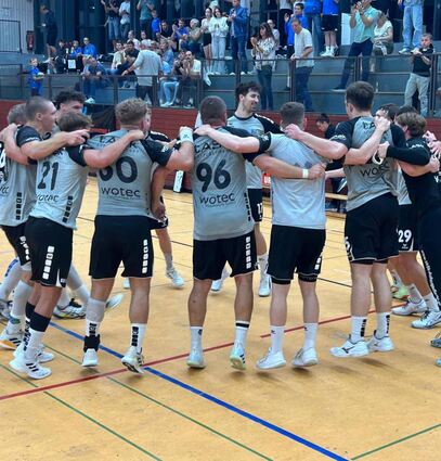 Die Handballer des TSV Amicitia bejubeln nach dem 29:24-Erfolg den gelungenen Saisonauftakt in Wiesloch.