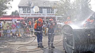 Mit Strahlrohren gelöscht: Anhand eines brennenden Müllcontainers zeigte die Jugendfeuerwehr Feudenheim beim Tag der offenen Tür ihr Können.