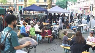 Tayfun Ates spielte auf seiner Handpan zum gemütlichen Hock. Viele aus dem Viertel nutzten die Gelegenheit für Gespräche beim gemeinsamen Essen.