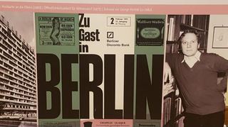 Eine Plakatwand zeigt eine Postkarte Straubs an seine Eltern (1960), ein Werbeplakat aus seiner Zeit als Pressereferent und Straub zu Hause (1982).