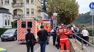 Rettungskräfte und Polizei am Montagnachmittag in Heidelberg: Ein 22-Jähriger sprang auf seiner Flucht vor der Polizei in den Neckar.