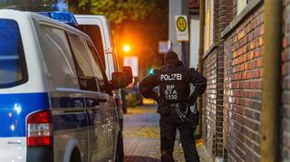 Insgesamt sieben Menschen soll die Schleusergruppe umfassen, gegen vier Personen liegen Haftbefehle vor.