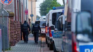 Die Gruppe soll nach ersten Informationen der dpa auch Personalausweise gefälscht haben.