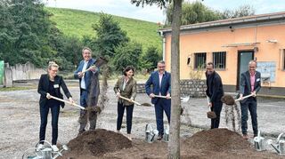 Ein symbolischer Spatenstich eröffnete die Bauphase. Von links nach rechts: Andrea Bähner (Sprecherin der Landesregierung), Ministerpräsident Alexander Schweitzer, Landeswirtschaftsministerin Daniela Schmitt, Felix Schwarz vom Planungsbüro Loidl und LGS-Geschäftsführer Tobias Dreher.