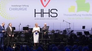 Moderatorin Franziska van Almsick (3.v.l.) auf der Bühne im Heidelberg Congress Center mit Norbert Frey, Christoph Michalski und Felix Herth (v.l.).