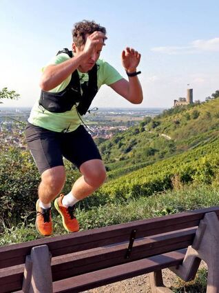 Ein Sprung auf die Bank mit der Strahlenburg im Hintergrund.