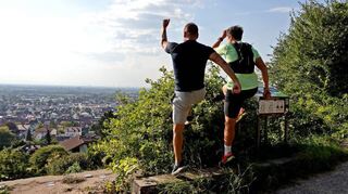 Manchmal reicht auch schon ein kleines Mäuerchen, um eine recht anspruchsvolle Fitnessübung zu kreieren.