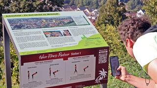Der neue Fitnesspfad in Schriesheim: Wer den QR-Code auf der Tafel scannt, kann auch Videos zu den Übungen anschauen.