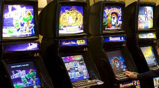 Onlineglücksspiele sind mittlerweile an den in Hallen aufgestellten Automaten vorbeigezogen – doch auch hier lockt die Chance auf den Jackpot.