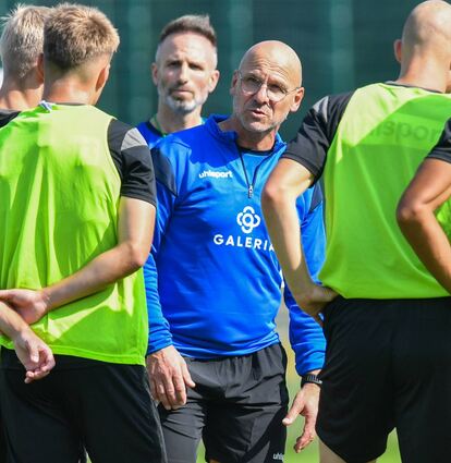 Waldhof-Trainer Bernhard Trares ist im ständigen Gespräch mit seiner neuen Mannschaft.