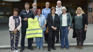 Setzen sich für den Schutz vor Betrügern ein: Bürgermeisterin Bärbel Schader (v.l.), Präventionsbeauftragter Johannes Hofmann, Herbert Tiefel, Annegret Fettel, Schutzfrau vor Ort Christina Wegerle, Sigrid Groß, Siegfried Gebhardt, Gerlinde Hellmuth und Marion Michael.