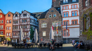 Die historische Altstadt von Bernkastel-Kues: Gut erhaltene Fachwerkhäuser, enge Gassen und historische Plätze.