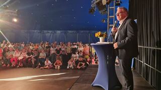 Kulturbürgermeister Thorsten Riehle spricht bei der Enthüllung des Wünschewagens über den Tod und die Wichtigkeit von Erinnerungen.