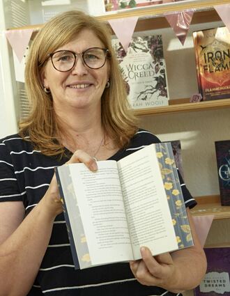 Susanne Camus mit einem der begehrten Young Adult Romane in der Lampertheimer Stadtbücherei.