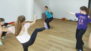 Superhelden in Aktion: Beim Tanztheater mit Meike Ehrhardt (Mitte) geht’s um Freude an der Bewegung. Dazu nehmen die Kinder auch mal lustige Posen ein.