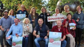 Freude über gelungene Vorbereitung: Verkehrsvereins-Chef Joachim Müller (1. Reihe sitzend links) mit Vorstandskollegen, Winzern und Wirten.