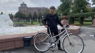 Gabriele Fröhlich, die neue und erste Fahrradbeauftragte der Stadt Mannheim, beim Treffpunkt mit dem „MM“ am Wasserturm. Von hier ging es gemeinsam eineinhalb Stunden über Radwege.
