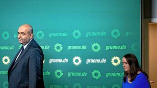 Die Grünen-Spitze um Ricarda Lang (r.) und Omid Nouripour will sich nach den Misserfolgen bei mehreren Wahlen zurückziehen.