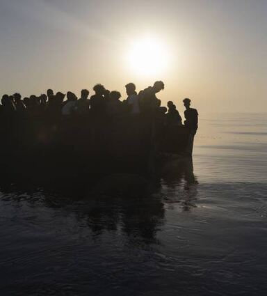 Mit Flüchtlingen voll besetztes Holzboot im Mittelmeer.