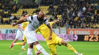Waldhof-Stürmer Terrence Boyd (vorne) setzt sich gegen Aachens Lamar Yarbrough durch und zieht ab. Am Ende bleiben die Mannheimer jedoch ohne Torerfolg.