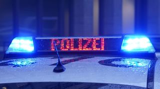In der Dammstraße am Alten Meßplatz ist ein Mann mit einem Messer verletzt worden. Die Polizei sucht Zeugen der Tat (Symbolbild).