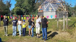 Die Schülerinnen und Schüler sowie Unterstützer vor dem selbstgebauten Geodome beim Jugendhaus Waldpforte in der Gartenstadt.